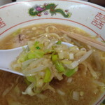 ラーメン二郎 - ネギも残さず頂こう