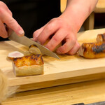 焼鳥 谷口 - 胸たたきを切る