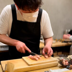 焼鳥 谷口 - 白肝を切る