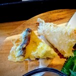 氏家バル AORY - 揚げ物！衣薄っすらでふんわり！左がキノコ類？右が口の中ですぐ溶けて消えた謎の物体！