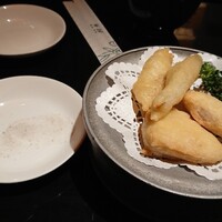 廣東料理 民生 ヒルトンプラザウエスト店 - ワカサギと海老芋の天ぷら
