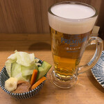 炭火串焼 鳥福 - 生ビールとお通しの野菜