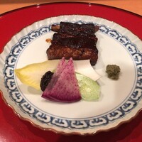 太庵 - 焼き物：スペアリブたれ焼き(赤ワイン煮) 紅しぐれ大根 胡瓜 アンディーブ 肉味噌で 