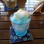 パニパニ - かき氷ブルーハワイ、バニラのせハーフサイズで200円