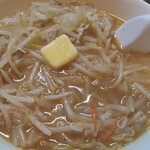 札幌ラーメン大龍 - 野菜を崩してスープに馴染ませてから頂きます。