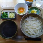 くろ - 釜あげうどん（生卵付き・５６０円）