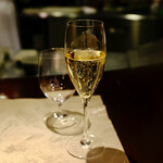 ル・ジャルダン・デ・サヴール - グラスシャンパン（2200円）税込サービス料込み。