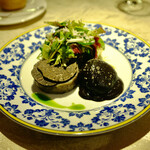 潰しジャガイモのトリュフドレッシング和え、ポーチドトリュフ卵トリュフピューレ掛け。