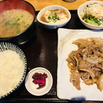 Iwao - 牛焼肉定食＝７４８円 税込
                      ※期間限定