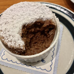 レストラン 代官山小川軒 - 小匙を入れると内圧が抜け、膨らみが萎む