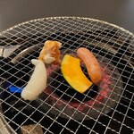 焼肉たむら×焼鍋肉たむら - テーブル中央のロースターを使って一人焼肉ランチを楽しみましたが牛肉に比べて他の食材は見劣りしました。