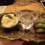 呑み処 漁師のGORO - お通しに食前酒の日本酒