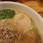 鶏の穴 - マークが刻印された味玉