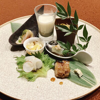 中華寝台 - 八寸（前菜盛合わせ）
                    ★ピータン豆腐のムース
                    ★クラゲのオレンジ和え
                    ★カワハギに肝 ポン酢
                    ★チャーシューにブルーチーズ
                    ★スミイカ
                    ★干し豆腐のエリンギと黄ニラ和え
                    ★ホッキ貝に青山椒と葱ソース