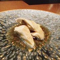 中華寝台 - 鶏肉の低温調理
                    紹興酒をベースにしたサラッとしたソース、それ自体はインパクトのある強い味付けですが、鶏肉には軽く浸透して丁度良い味付けとなっています。
                    骨付きのもも肉は柔らかでしっとりして良い味です。