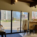 リバー アンド グリーン カフェ - 店内から河津桜が見えます