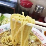 新三陽 - 麺は中華料理店でよくあるタイプの中細ストレート麺。ですが、程よく美味いスープが絡んで美味しく感じます。