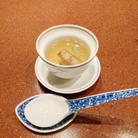 中華寝台 - 薬膳蒸しスープ
                      シェフは国際薬膳調理師免許をお持ちです。
                      牛蒡、竜眼（漢方薬）、トランペット茸のみで作ったスープは無化調、自然な味わいです。
                      足腰の冷え予防や腎機能向上の薬効があるそうとか。