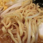 東京スタイルみそらーめん ど・みそ  - 特みそこってりらーめん 900円 の中太麺