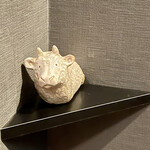 鮨 心白 - 階段室の踊り場に干支の丑がさりげなく鎮座してます