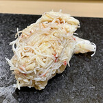 鮨 心白 - 石巻の600g超の型の良い毛蟹の身をほぐして味噌と和えて握ってあります