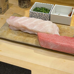 鮨 心白 - ほらほらまた旨そうなもんが目の前に置かれます（笑）