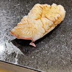 鮨 心白 - 鳥貝は裏返して握ります　この方が旨味をより強く感じます