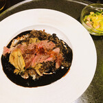 銀座楸 - 牡蛎と牛肉のステーキ乗せ黒いカレー70g 1180円