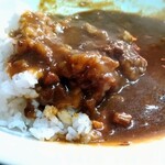 カレー幸 - ご飯が半分なくなってルーもなくなったところにオバちゃんがルーを追加してくれた状態。
            ほぼ丸々一人前のルーを追加