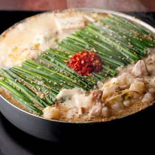 [Hakata Motsu-nabe (Offal hotpot)] Rich miso soaks into the plump offal