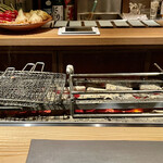 とり茶太郎 - 備長炭は小さめに砕いてあり徐々に熾始めました　準備万端です