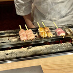 とり茶太郎 - 焼き台かぶりつきの特等席で焼けていく串を眺めながら呑む酒は殊更に旨い