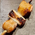 とり茶太郎 - 比内地鶏のモモはねぎまです　白葱が肉の脂を吸って激ウマになってます