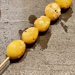 とり茶太郎 - サイズの大きい銀杏です　これも近火の強火でしっかり焼いてから塩を振ります