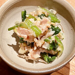 とり茶太郎 - 野蒜と芹を湯引きしたほろほろ鳥のムネ肉と和えてあります　もっと呑めってことですな（笑）