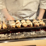 とり茶太郎 - ほろほろ鳥のはらみと新玉ねぎがずらり　満席で焼き台も混雑してます