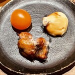 とり茶太郎 - 燻製三種盛りは名古屋コーチンのモモと金柑にスピッチコチーズです