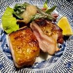 とり茶太郎 - 一黒軍鶏と茶太郎鶏のモモ食べ比べ　どちらも横綱級ですね