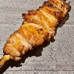 とり茶太郎 - ほろほろ鳥の皮　厚みのある皮でカリッとしているのにジュワジュワしてます