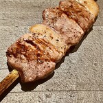 とり茶太郎 - この真鴨は肉々しくてジューシー　串打ちしてあるステーキですね