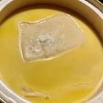 鳥田中 - 鍋でスープを温めます