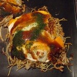 Okonomiyaki Teppanyaki Kohinata - 海鮮入り玉（880円）　うどん　半熟で
