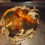 Okonomiyaki Teppanyaki Kohinata - 肉玉（680円）　そば　半熟で