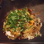 Okonomiyaki Teppanyaki Kohinata - こひなた焼（880円）　そばで