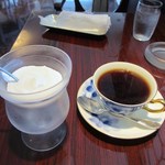 珈琲のシャポー - 先ずはシャポー御自慢のホットコーヒーが届きました。
 