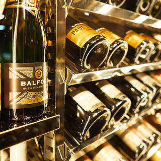 選りすぐりのワインを自社輸入と併設ショップでグランヴァンを