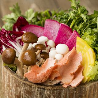 常時20~30種類の国産野菜がお代わり自由