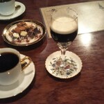 シティーライト - ノアール。（左と奥）
      琥珀の女王。（右）