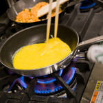 キッチンミルポワ - オーダー毎に作るこだわりのオムライス