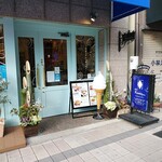 ボックサン - お店の入り口には門松